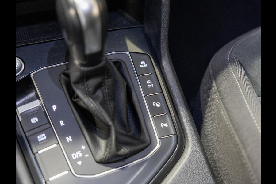 Volkswagen Tiguan 1.5 TSI ACT R-Line / 150pk / Panorama dak / Trekhaak / Achteruitrij camera / NAP / Dealer onderhouden /