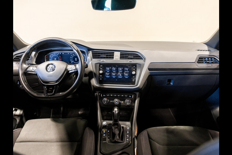 Volkswagen Tiguan 1.5 TSI ACT R-Line / 150pk / Panorama dak / Trekhaak / Achteruitrij camera / NAP / Dealer onderhouden /