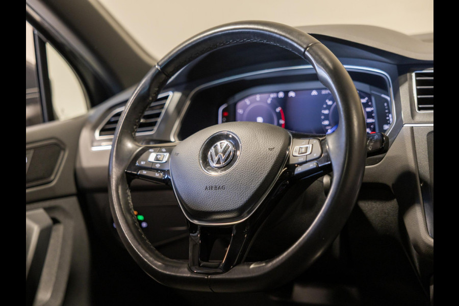 Volkswagen Tiguan 1.5 TSI ACT R-Line / 150pk / Panorama dak / Trekhaak / Achteruitrij camera / NAP / Dealer onderhouden /