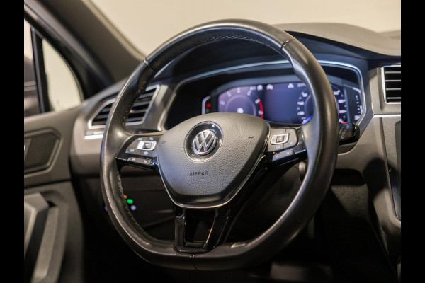 Volkswagen Tiguan 1.5 TSI ACT R-Line / 150pk / Panorama dak / Trekhaak / Achteruitrij camera / NAP / Dealer onderhouden /
