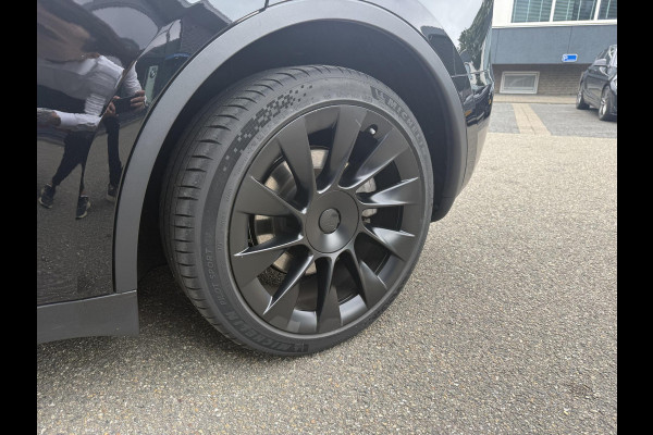 Tesla Model Y Long Range AWD 75 kWh VAN: 38.900,- VOOR: 35.877,- UW HERFSTVOORDEEL: 3.023,-|SOH 92%| ORIGINEEL NED. NAP| 1STE EIGENAAR!| FABRIEKSGARANTIE OP ACCU & AANDRIJFLIJN TOT 2031 OF 192.000 KM| BTW VERREKENBAAR|