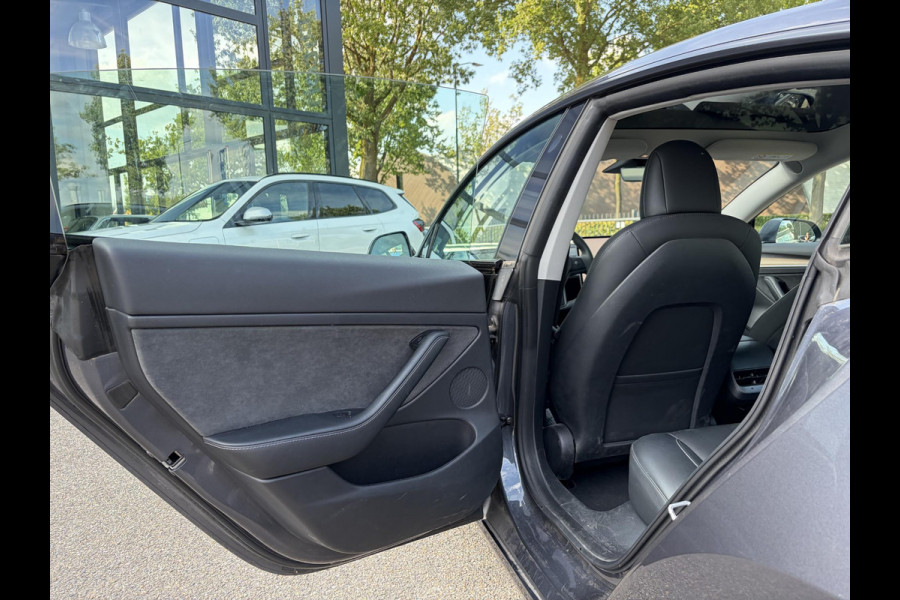 Tesla Model 3 Long Range AWD 75 kWh VAN: 35.900,- VOOR: 33.440,- UW HERFSTVOORDEEL: 2.460,-| FABRIEKSGARANTIE OP ACCU & AANDRIJFLIJN TOT 2031 OF 192.000 KM + ALGEMENE AUTO T/M 06-2027 of 80.000KM! BTW verrekenbaar