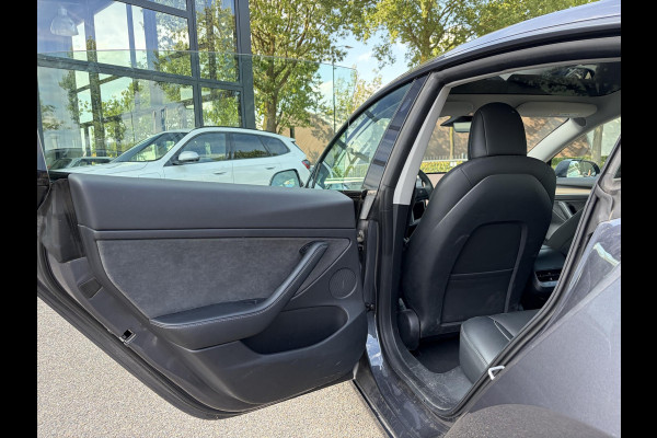Tesla Model 3 Long Range AWD 75 kWh VAN: 35.900,- VOOR: 33.440,- UW HERFSTVOORDEEL: 2.460,-| FABRIEKSGARANTIE OP ACCU & AANDRIJFLIJN TOT 2031 OF 192.000 KM + ALGEMENE AUTO T/M 06-2027 of 80.000KM! BTW verrekenbaar