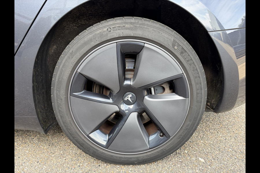 Tesla Model 3 Long Range AWD 75 kWh VAN: 35.900,- VOOR: 33.440,- UW HERFSTVOORDEEL: 2.460,-| FABRIEKSGARANTIE OP ACCU & AANDRIJFLIJN TOT 2031 OF 192.000 KM + ALGEMENE AUTO T/M 06-2027 of 80.000KM! BTW verrekenbaar