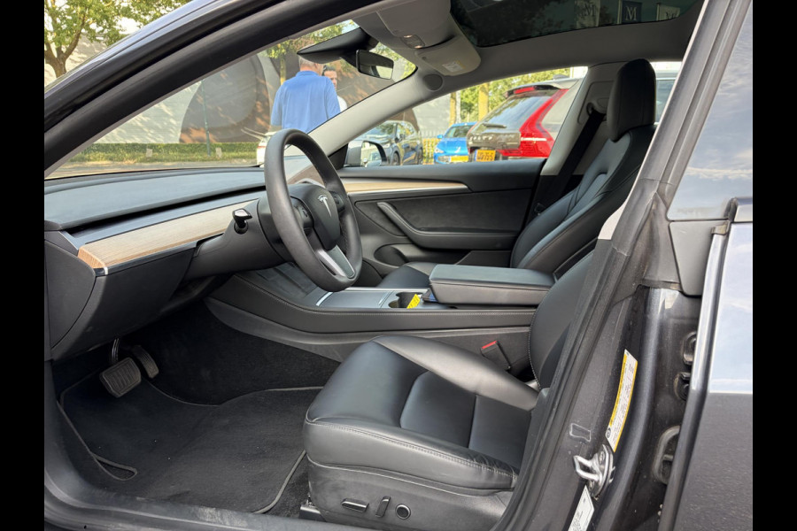 Tesla Model 3 Long Range AWD 75 kWh VAN: 35.900,- VOOR: 33.440,- UW HERFSTVOORDEEL: 2.460,-| FABRIEKSGARANTIE OP ACCU & AANDRIJFLIJN TOT 2031 OF 192.000 KM + ALGEMENE AUTO T/M 06-2027 of 80.000KM! BTW verrekenbaar