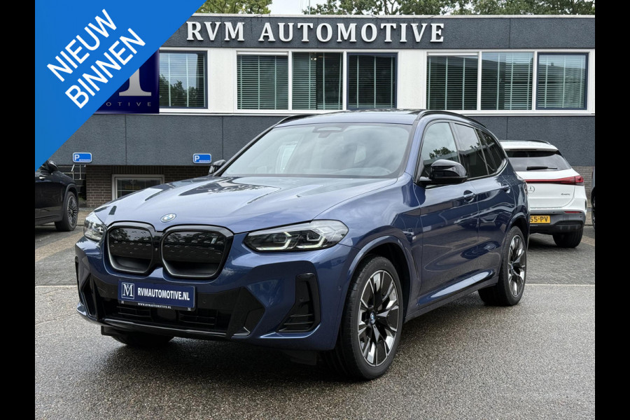 BMW iX3 High Executive 80 kWh M-SPORT SHADOW| SOH 99%| VAN: 43.900,- VOOR: 40.877,- UW HERFSTVOORDEEL: 3.023,| SUPER COMPLEET!| 360 CAMERA| HARMAN KARDON| ELEKTRISCHE STOELEN| HUD|DRIVING ASS. PROFF!| ELEKTRISCHE ACHTERKLEP| GESTURE CONTROL|