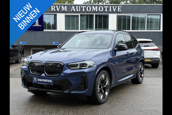 BMW iX3 High Executive 80 kWh M-SPORT SHADOW| SOH 99%| VAN: 43.900,- VOOR: 40.877,- UW HERFSTVOORDEEL: 3.023,| SUPER COMPLEET!| 360 CAMERA| HARMAN KARDON| ELEKTRISCHE STOELEN| HUD|DRIVING ASS. PROFF!| ELEKTRISCHE ACHTERKLEP| GESTURE CONTROL|