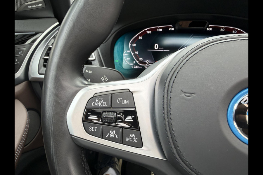 BMW iX3 High Executive 80 kWh M-SPORT SHADOW| SOH 99%| VAN: 43.900,- VOOR: 40.877,- UW HERFSTVOORDEEL: 3.023,| SUPER COMPLEET!| 360 CAMERA| HARMAN KARDON| ELEKTRISCHE STOELEN| HUD|DRIVING ASS. PROFF!| ELEKTRISCHE ACHTERKLEP| GESTURE CONTROL|