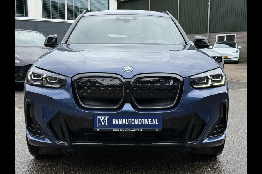 BMW iX3 High Executive 80 kWh M-SPORT SHADOW| SOH 99%| VAN: 43.900,- VOOR: 40.877,- UW HERFSTVOORDEEL: 3.023,| SUPER COMPLEET!| 360 CAMERA| HARMAN KARDON| ELEKTRISCHE STOELEN| HUD|DRIVING ASS. PROFF!| ELEKTRISCHE ACHTERKLEP| GESTURE CONTROL|