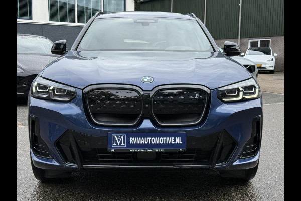 BMW iX3 High Executive 80 kWh M-SPORT SHADOW| SOH 99%| VAN: 43.900,- VOOR: 40.877,- UW HERFSTVOORDEEL: 3.023,| SUPER COMPLEET!| 360 CAMERA| HARMAN KARDON| ELEKTRISCHE STOELEN| HUD|DRIVING ASS. PROFF!| ELEKTRISCHE ACHTERKLEP| GESTURE CONTROL|