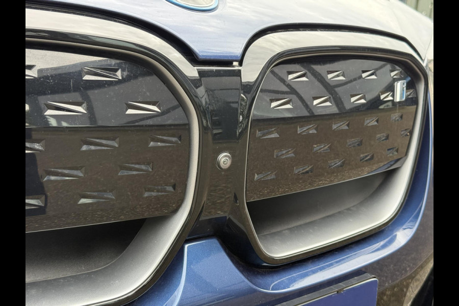 BMW iX3 High Executive 80 kWh M-SPORT SHADOW| SOH 99%| VAN: 43.900,- VOOR: 40.877,- UW HERFSTVOORDEEL: 3.023,| SUPER COMPLEET!| 360 CAMERA| HARMAN KARDON| ELEKTRISCHE STOELEN| HUD|DRIVING ASS. PROFF!| ELEKTRISCHE ACHTERKLEP| GESTURE CONTROL|