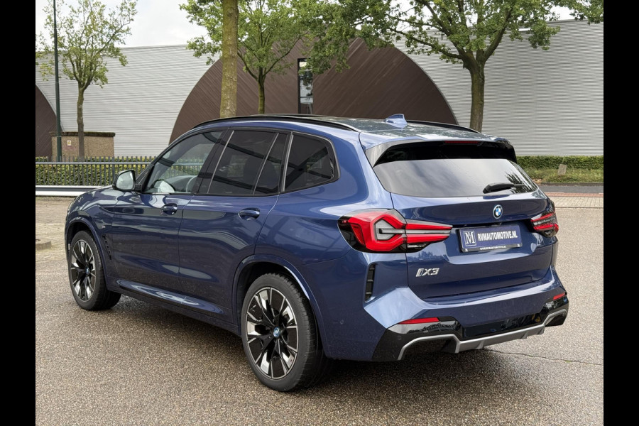 BMW iX3 High Executive 80 kWh M-SPORT SHADOW| SOH 99%| VAN: 43.900,- VOOR: 40.877,- UW HERFSTVOORDEEL: 3.023,| SUPER COMPLEET!| 360 CAMERA| HARMAN KARDON| ELEKTRISCHE STOELEN| HUD|DRIVING ASS. PROFF!| ELEKTRISCHE ACHTERKLEP| GESTURE CONTROL|