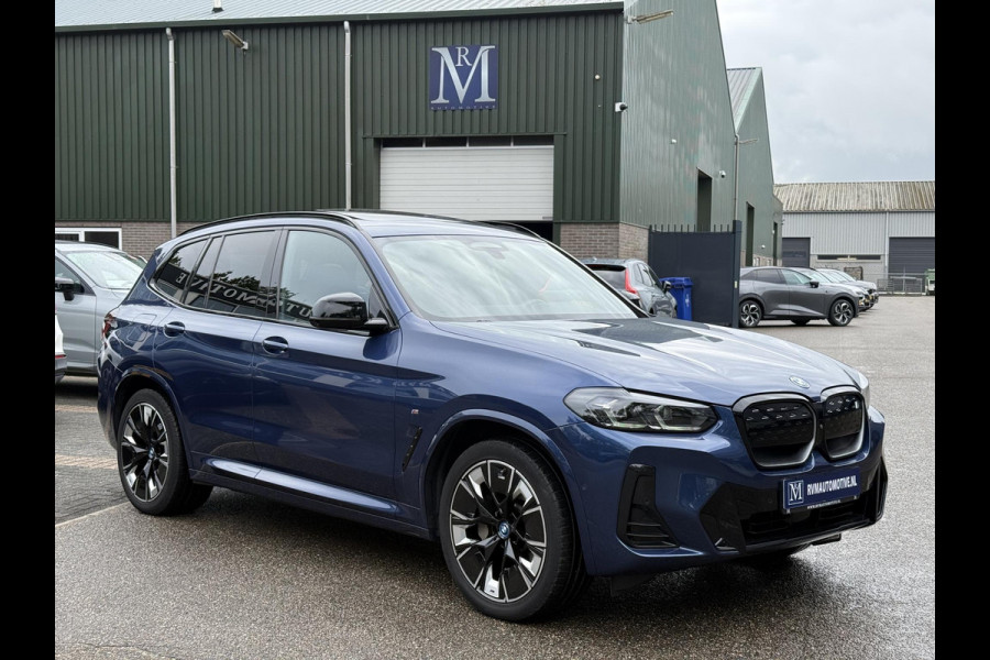 BMW iX3 High Executive 80 kWh M-SPORT SHADOW| SOH 99%| VAN: 43.900,- VOOR: 40.877,- UW HERFSTVOORDEEL: 3.023,| SUPER COMPLEET!| 360 CAMERA| HARMAN KARDON| ELEKTRISCHE STOELEN| HUD|DRIVING ASS. PROFF!| ELEKTRISCHE ACHTERKLEP| GESTURE CONTROL|