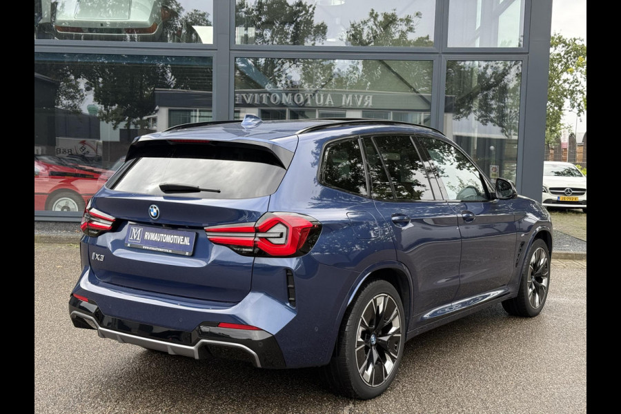 BMW iX3 High Executive 80 kWh M-SPORT SHADOW| SOH 99%| VAN: 43.900,- VOOR: 40.877,- UW HERFSTVOORDEEL: 3.023,| SUPER COMPLEET!| 360 CAMERA| HARMAN KARDON| ELEKTRISCHE STOELEN| HUD|DRIVING ASS. PROFF!| ELEKTRISCHE ACHTERKLEP| GESTURE CONTROL|