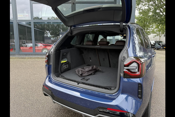 BMW iX3 High Executive 80 kWh M-SPORT SHADOW| SOH 99%| VAN: 43.900,- VOOR: 40.877,- UW HERFSTVOORDEEL: 3.023,| SUPER COMPLEET!| 360 CAMERA| HARMAN KARDON| ELEKTRISCHE STOELEN| HUD|DRIVING ASS. PROFF!| ELEKTRISCHE ACHTERKLEP| GESTURE CONTROL|