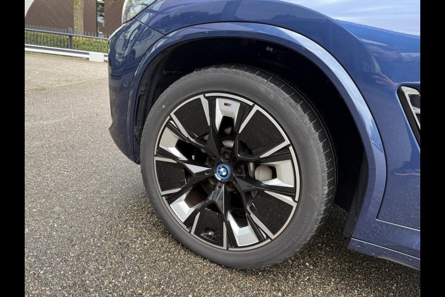 BMW iX3 High Executive 80 kWh M-SPORT SHADOW| SOH 99%| VAN: 43.900,- VOOR: 40.877,- UW HERFSTVOORDEEL: 3.023,| SUPER COMPLEET!| 360 CAMERA| HARMAN KARDON| ELEKTRISCHE STOELEN| HUD|DRIVING ASS. PROFF!| ELEKTRISCHE ACHTERKLEP| GESTURE CONTROL|