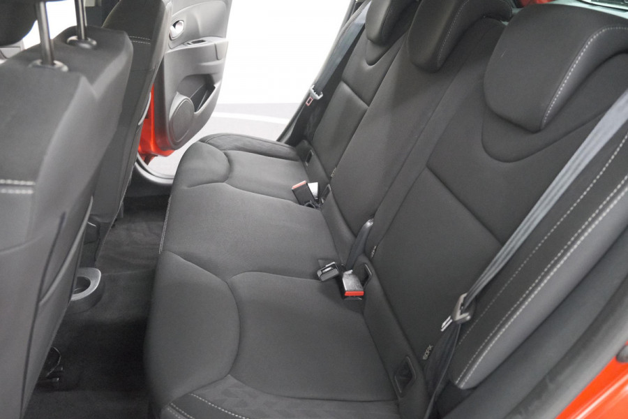 Renault Clio TCe 90 Limited | Trekhaak | Parkeersensoren | Navigatie | Cruise Control | Begrenzer | Bluetooth Verbinding