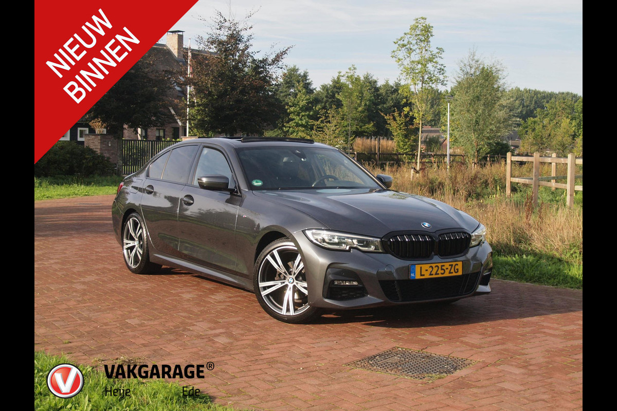 BMW 3 Serie 318i Business Edition | M-Pakket | Panoramadak | Trekhaak | Camera | Sfeerverlichting | Sportstoelen | NL-Auto |