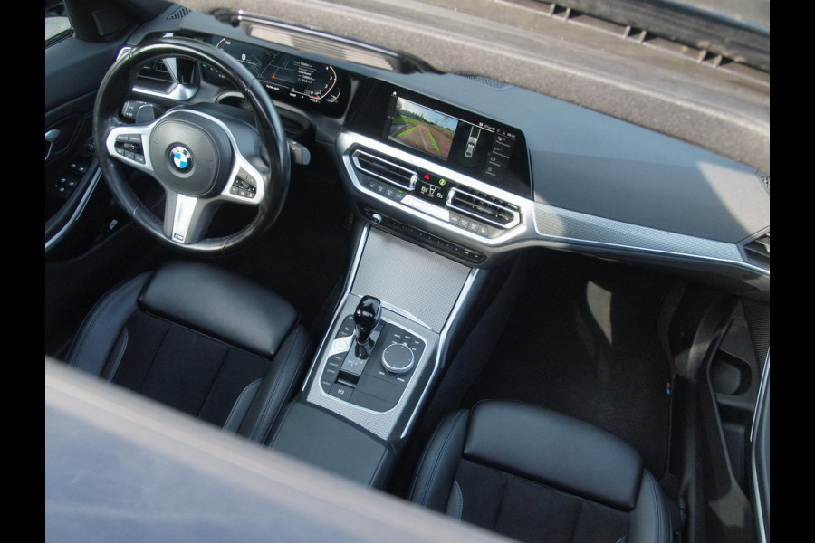BMW 3 Serie 318i Business Edition | M-Pakket | Panoramadak | Trekhaak | Camera | Sfeerverlichting | Sportstoelen | NL-Auto |