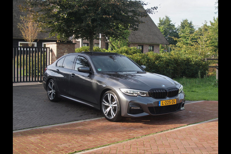 BMW 3 Serie 318i Business Edition | M-Pakket | Panoramadak | Trekhaak | Camera | Sfeerverlichting | Sportstoelen | NL-Auto |