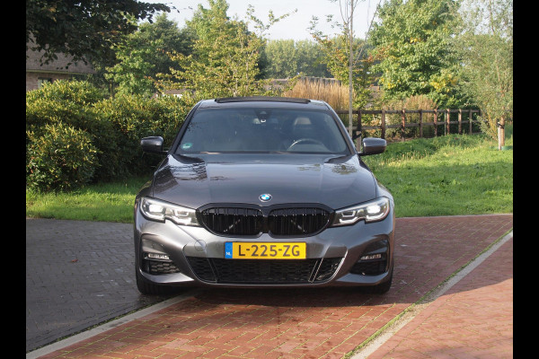 BMW 3 Serie 318i Business Edition | M-Pakket | Panoramadak | Trekhaak | Camera | Sfeerverlichting | Sportstoelen | NL-Auto |