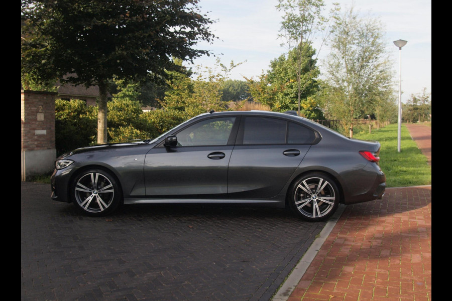 BMW 3 Serie 318i Business Edition | M-Pakket | Panoramadak | Trekhaak | Camera | Sfeerverlichting | Sportstoelen | NL-Auto |