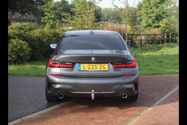 BMW 3 Serie 318i Business Edition | M-Pakket | Panoramadak | Trekhaak | Camera | Sfeerverlichting | Sportstoelen | NL-Auto |