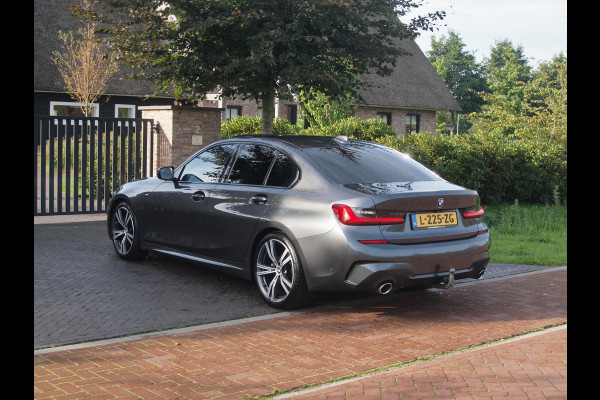 BMW 3 Serie 318i Business Edition | M-Pakket | Panoramadak | Trekhaak | Camera | Sfeerverlichting | Sportstoelen | NL-Auto |