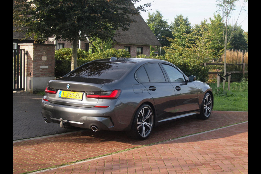 BMW 3 Serie 318i Business Edition | M-Pakket | Panoramadak | Trekhaak | Camera | Sfeerverlichting | Sportstoelen | NL-Auto |