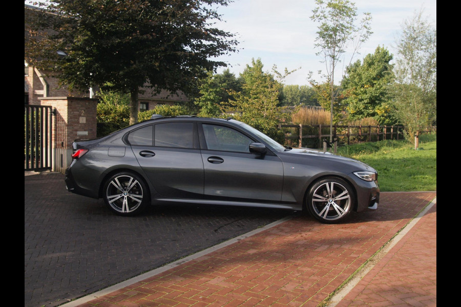 BMW 3 Serie 318i Business Edition | M-Pakket | Panoramadak | Trekhaak | Camera | Sfeerverlichting | Sportstoelen | NL-Auto |