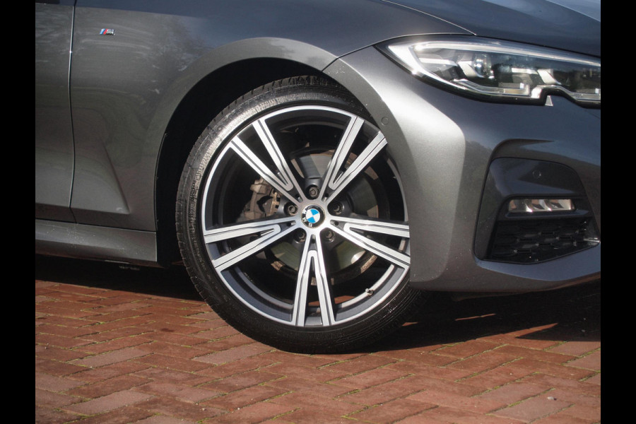 BMW 3 Serie 318i Business Edition | M-Pakket | Panoramadak | Trekhaak | Camera | Sfeerverlichting | Sportstoelen | NL-Auto |