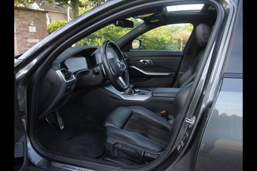 BMW 3 Serie 318i Business Edition | M-Pakket | Panoramadak | Trekhaak | Camera | Sfeerverlichting | Sportstoelen | NL-Auto |