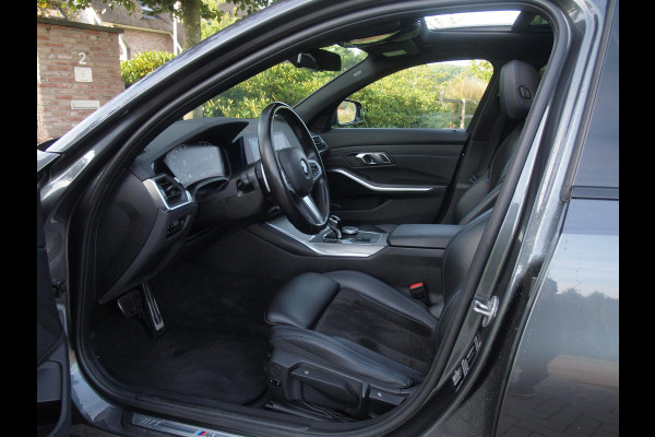 BMW 3 Serie 318i Business Edition | M-Pakket | Panoramadak | Trekhaak | Camera | Sfeerverlichting | Sportstoelen | NL-Auto |