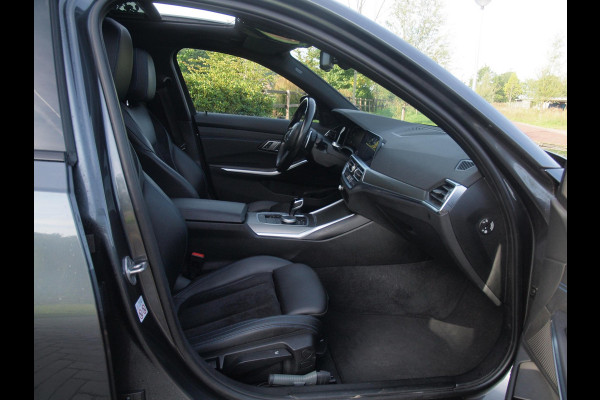 BMW 3 Serie 318i Business Edition | M-Pakket | Panoramadak | Trekhaak | Camera | Sfeerverlichting | Sportstoelen | NL-Auto |