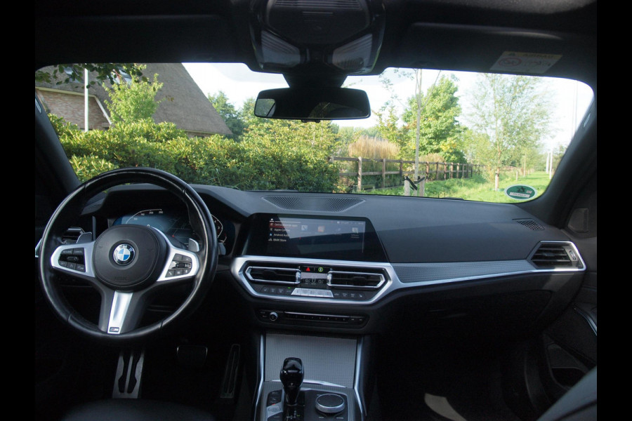 BMW 3 Serie 318i Business Edition | M-Pakket | Panoramadak | Trekhaak | Camera | Sfeerverlichting | Sportstoelen | NL-Auto |