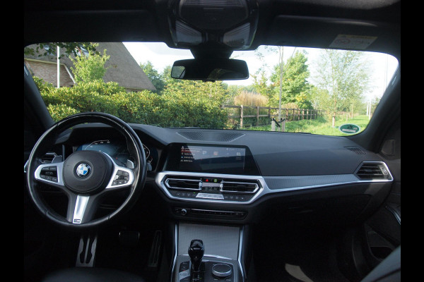 BMW 3 Serie 318i Business Edition | M-Pakket | Panoramadak | Trekhaak | Camera | Sfeerverlichting | Sportstoelen | NL-Auto |