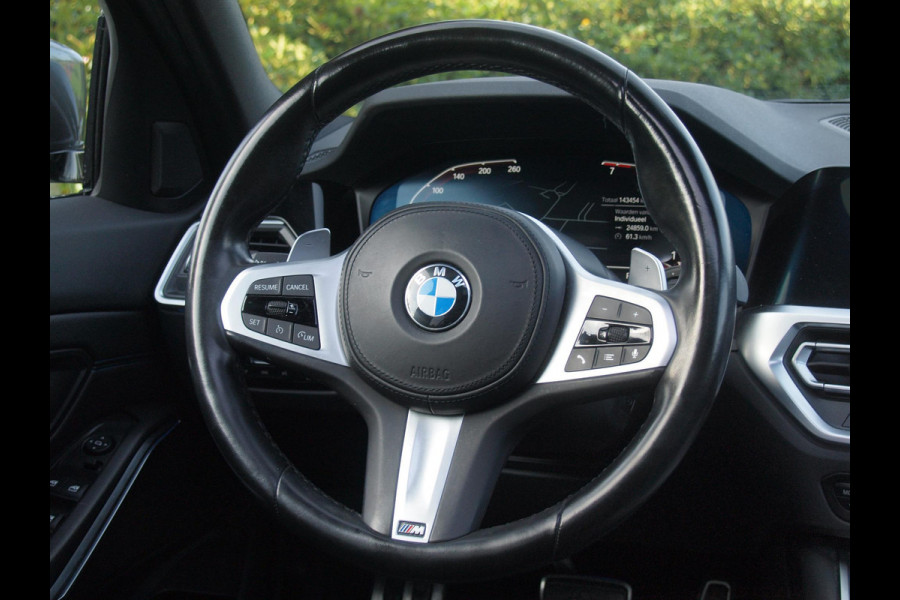 BMW 3 Serie 318i Business Edition | M-Pakket | Panoramadak | Trekhaak | Camera | Sfeerverlichting | Sportstoelen | NL-Auto |