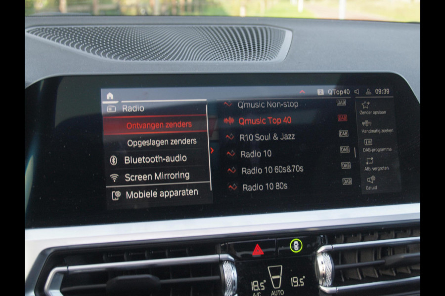 BMW 3 Serie 318i Business Edition | M-Pakket | Panoramadak | Trekhaak | Camera | Sfeerverlichting | Sportstoelen | NL-Auto |