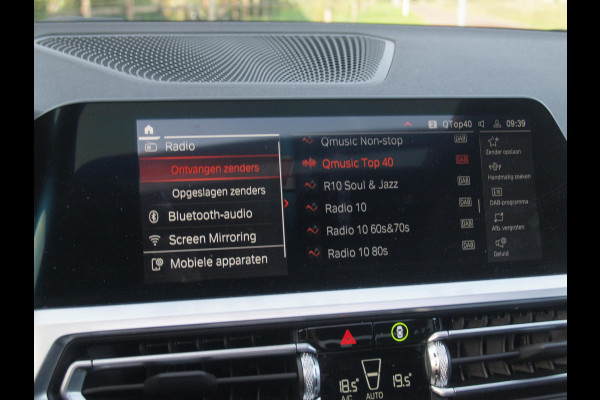 BMW 3 Serie 318i Business Edition | M-Pakket | Panoramadak | Trekhaak | Camera | Sfeerverlichting | Sportstoelen | NL-Auto |