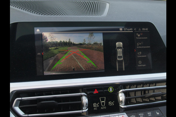 BMW 3 Serie 318i Business Edition | M-Pakket | Panoramadak | Trekhaak | Camera | Sfeerverlichting | Sportstoelen | NL-Auto |