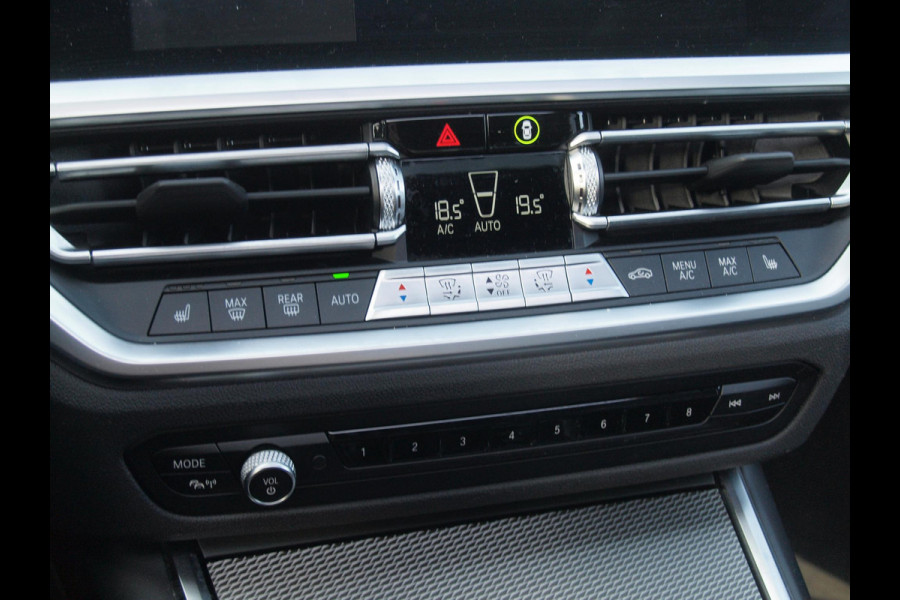 BMW 3 Serie 318i Business Edition | M-Pakket | Panoramadak | Trekhaak | Camera | Sfeerverlichting | Sportstoelen | NL-Auto |