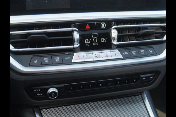 BMW 3 Serie 318i Business Edition | M-Pakket | Panoramadak | Trekhaak | Camera | Sfeerverlichting | Sportstoelen | NL-Auto |