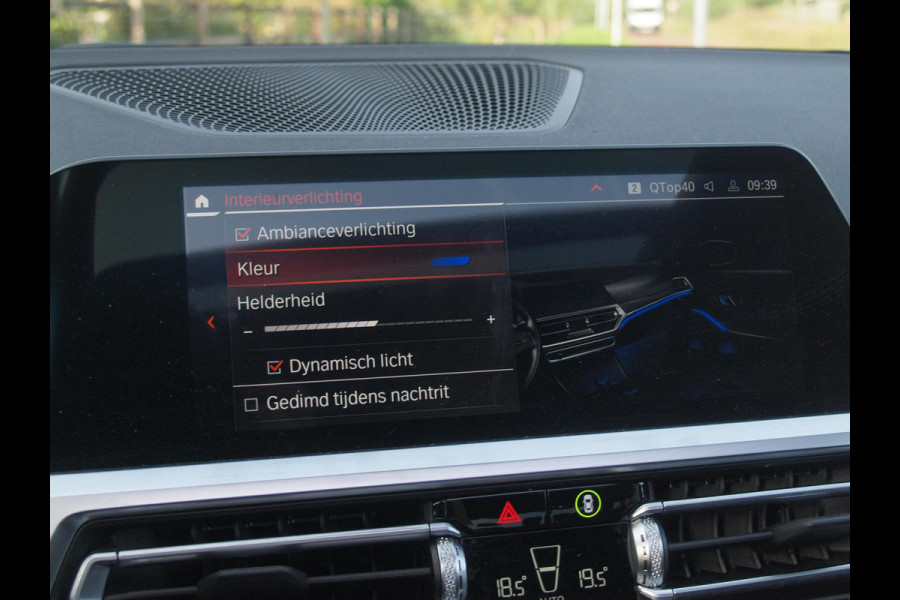 BMW 3 Serie 318i Business Edition | M-Pakket | Panoramadak | Trekhaak | Camera | Sfeerverlichting | Sportstoelen | NL-Auto |