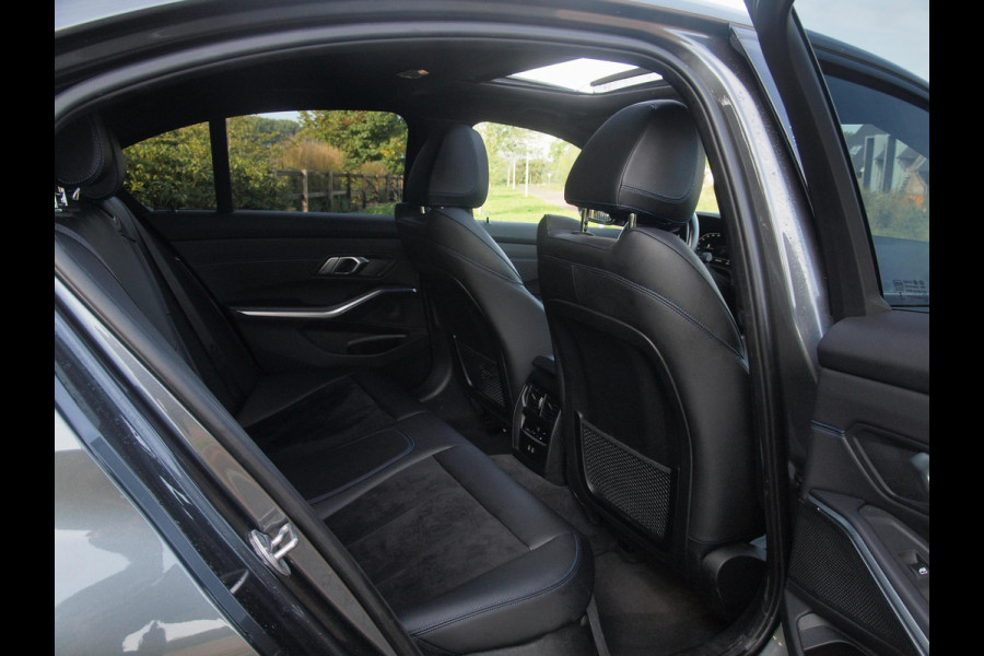 BMW 3 Serie 318i Business Edition | M-Pakket | Panoramadak | Trekhaak | Camera | Sfeerverlichting | Sportstoelen | NL-Auto |
