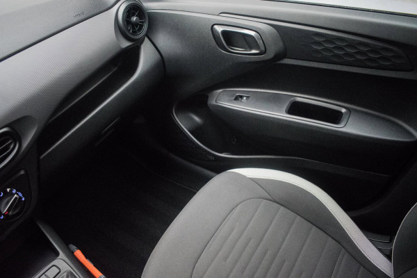 Hyundai i10 Cross 1.0 Comfort NL-auto [ Trekhaak Carplay Airco Cruise Control ]