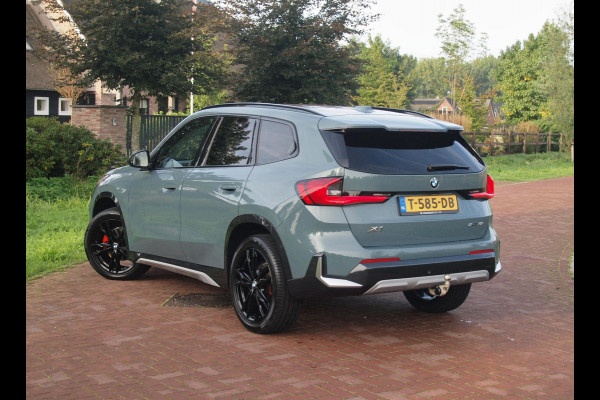 BMW X1 sDrive18i | NIEUW MODEL | Trekhaak | 19Inch | Sportstoelen met geheugen | Sfeerverlichting | Camera | Leer |