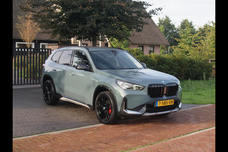 BMW X1 sDrive18i | NIEUW MODEL | Trekhaak | 19Inch | Sportstoelen met geheugen | Sfeerverlichting | Camera | Leer |