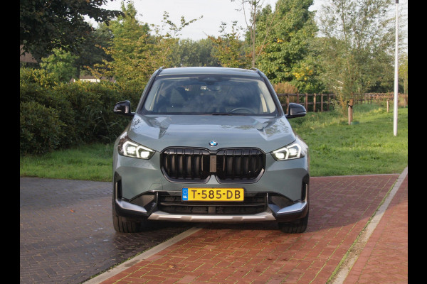 BMW X1 sDrive18i | NIEUW MODEL | Trekhaak | 19Inch | Sportstoelen met geheugen | Sfeerverlichting | Camera | Leer |