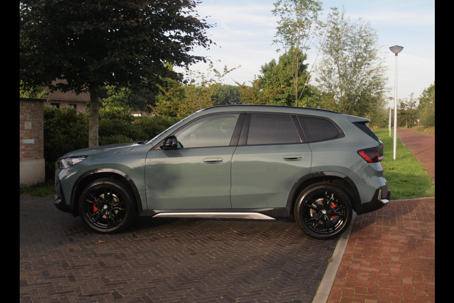 BMW X1 sDrive18i | NIEUW MODEL | Trekhaak | 19Inch | Sportstoelen met geheugen | Sfeerverlichting | Camera | Leer |