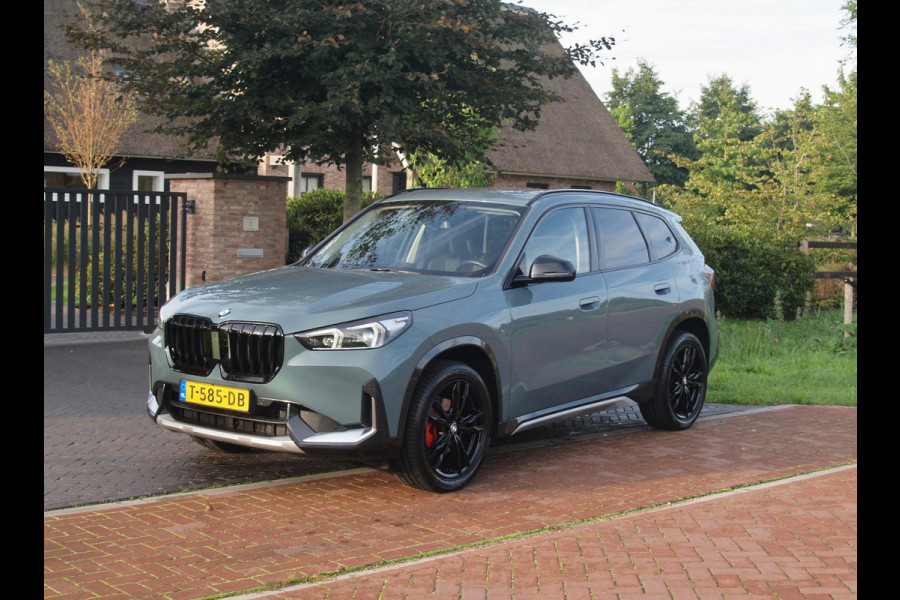 BMW X1 sDrive18i | NIEUW MODEL | Trekhaak | 19Inch | Sportstoelen met geheugen | Sfeerverlichting | Camera | Leer |